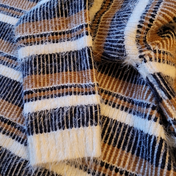 EUC Julio eyelash sweater size S - Picture 6 of 7